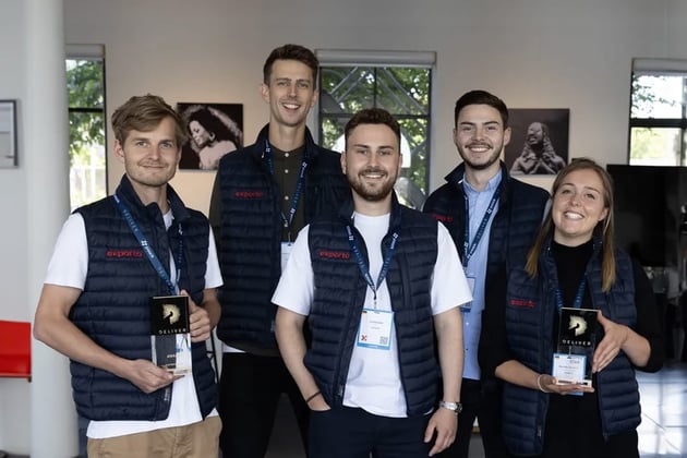 Ein Teil des exporto-Teams präsentiert die gewonnenen Preise auf der Deliver-Messe